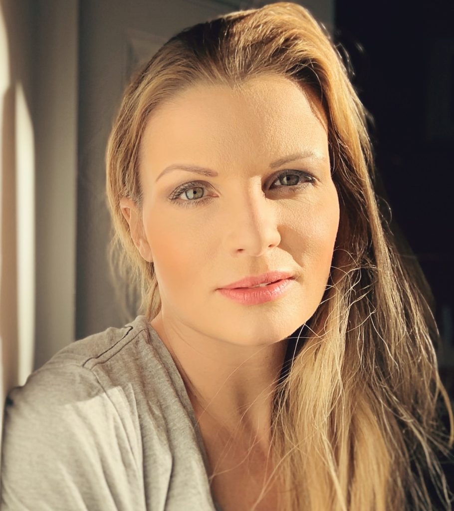 Andrea Viehauser, Personalberaterin und Autorin von andrea-viehauser.at — Portrait im warmen Tageslicht