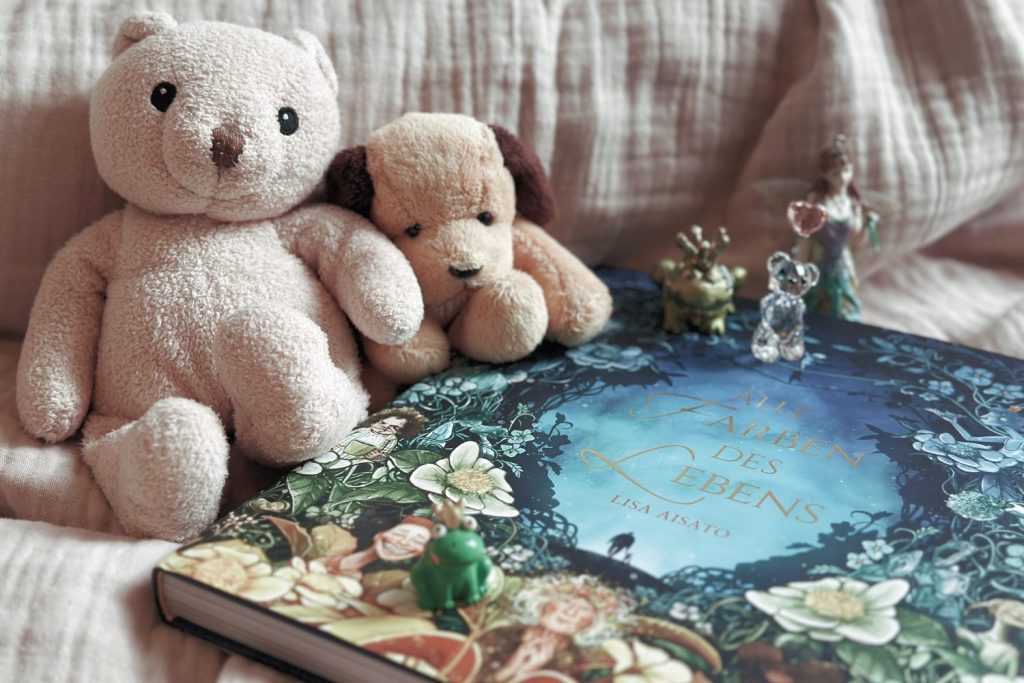 Teddybär und Stoffhund auf einem Bilderbuch – stille Symbole für Kindheit und Geborgenheit