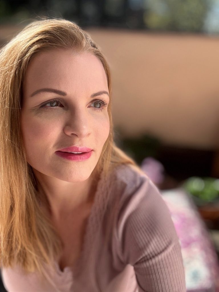 Andrea Viehauser im warmen Tageslicht – ein Jahr nach der zweiten Schulter-Operation, in einem Moment der Ruhe und Dankbarkeit