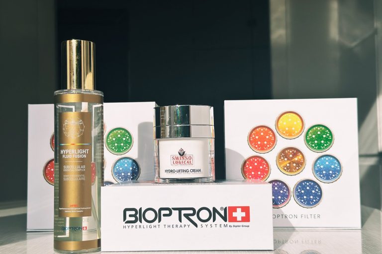 Hyperlight Fluid Fusion Spray, Swisso Hydro-Lifting Cream und Bioptron-Filter im warmen Tageslicht – die ganzheitliche Anti-Aging-Routine