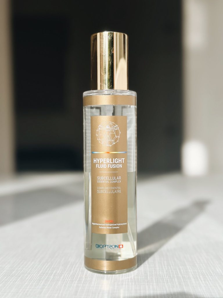 Hyperlight Fluid Fusion Spray von Bioptron in warmem Tageslicht – Wirkstoffträger Fulleren C60 für die Lichttherapie