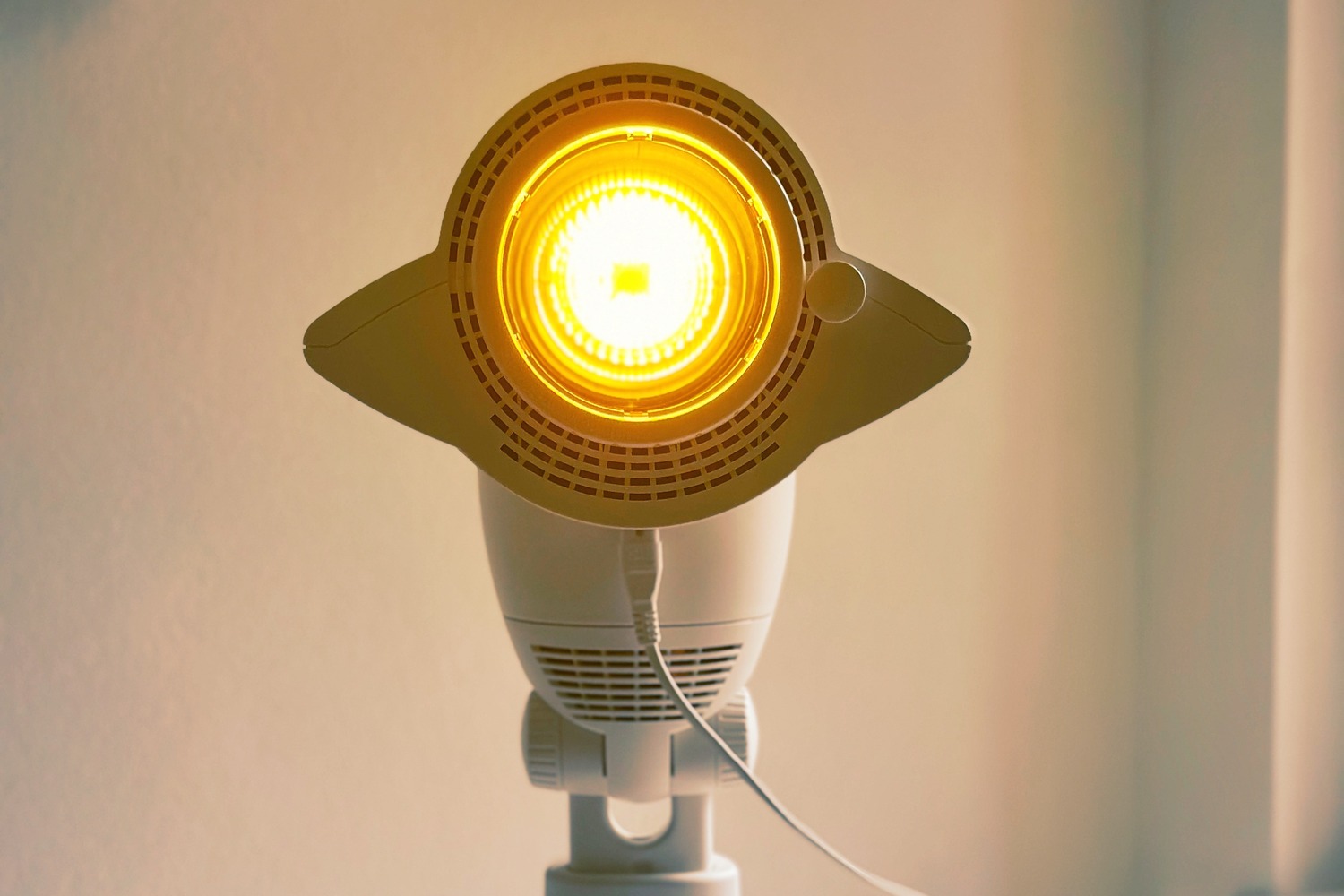 Bioptron PRO1 mit aktivem gelbem Farbaufsatz – die Lampe in voller Wirkung als Symbol für Lichttherapie zuhause