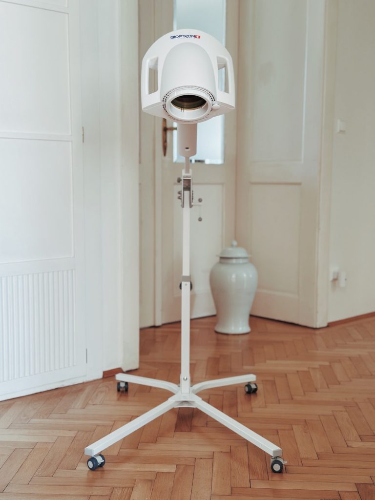 Bioptron PRO1 mit Bodenstativ in einer Wiener Wohnung – als vollwertige Heimanlage einsatzbereit